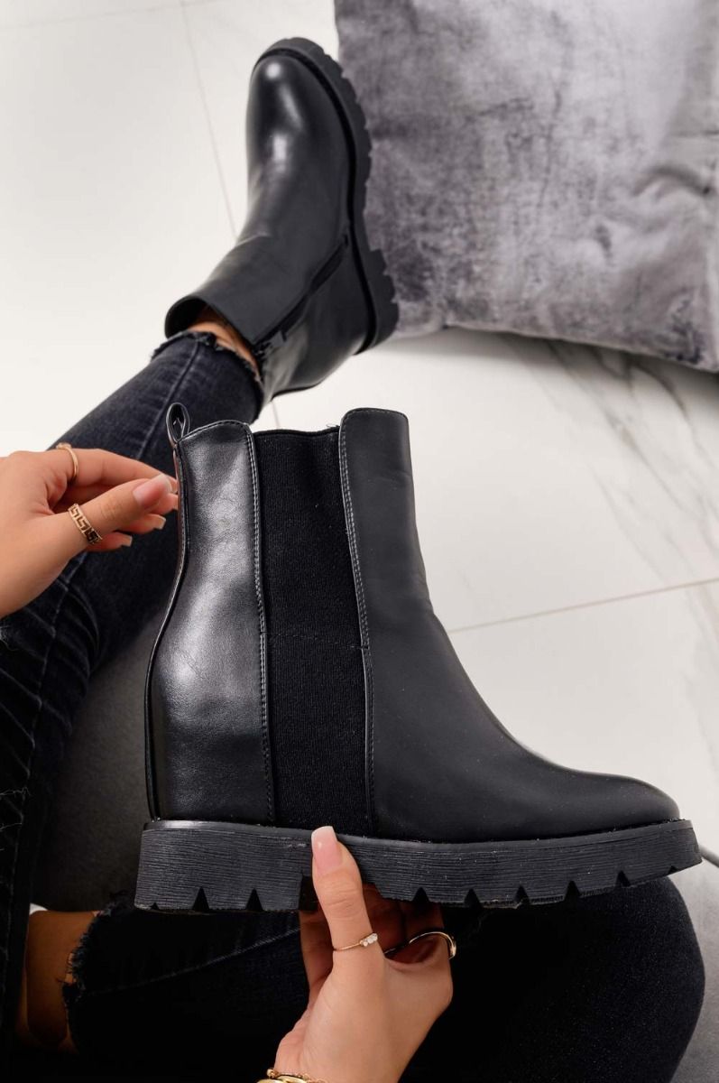 Black ankle boots with internal wedge and elastic
