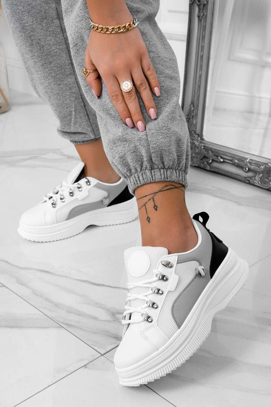 Sneakers bianche con pannelli a contrasto e ganci argento