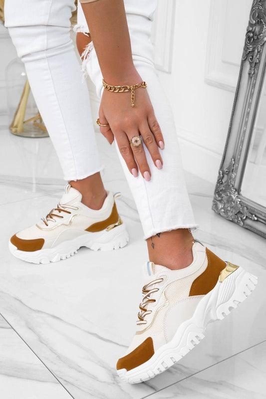 Sneakers bianche con pannelli a contrasto camel e placca in oro