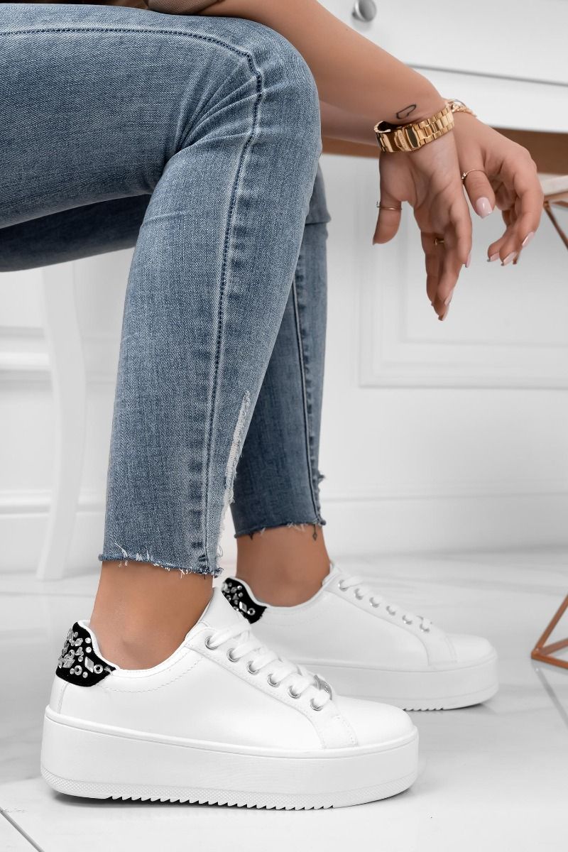 CARRY - Zapatillas blancas con acabados plateados y parte trasera negra con piedras