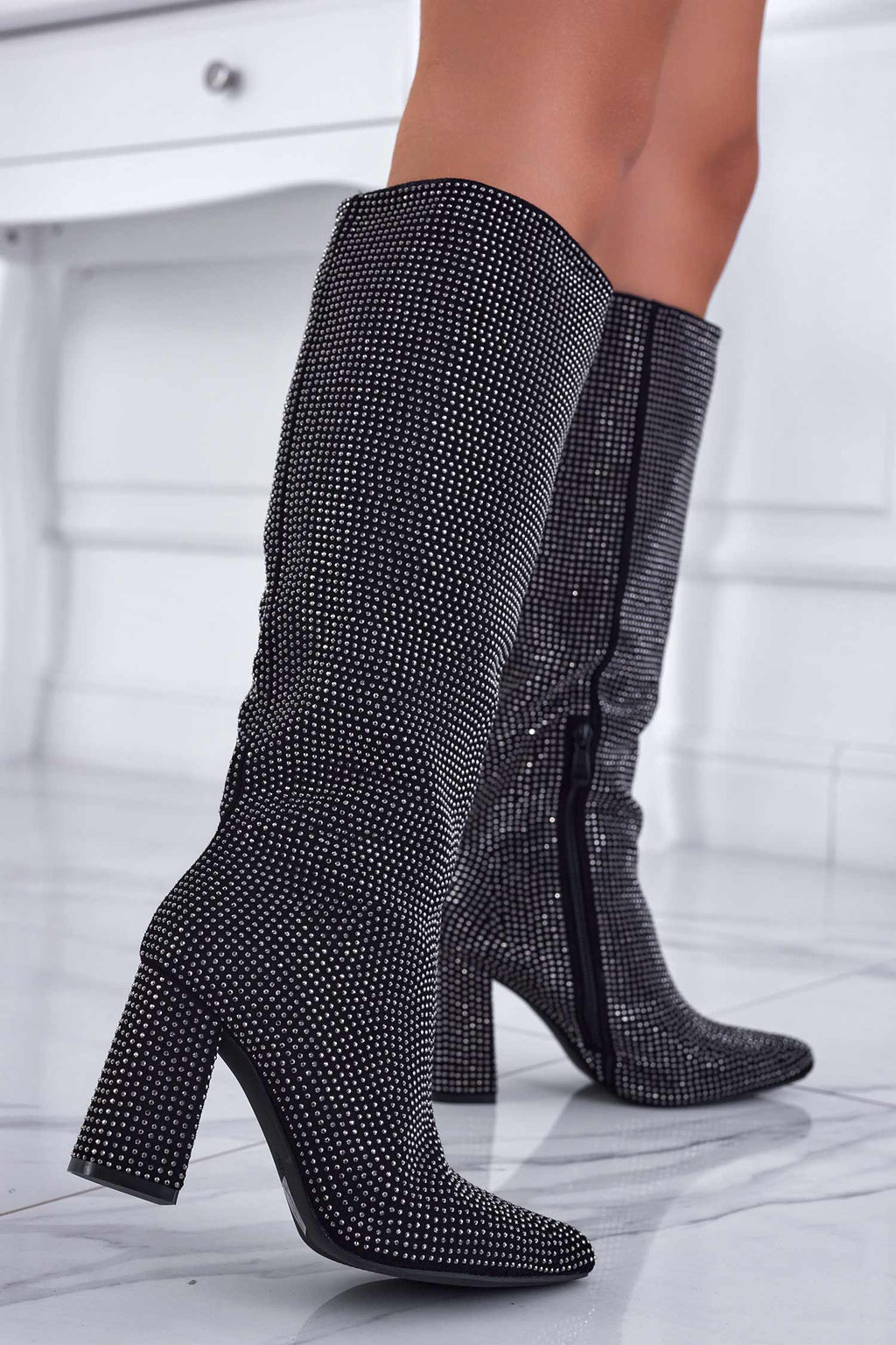 Bottes argentées ornées de strass avec talon confortable