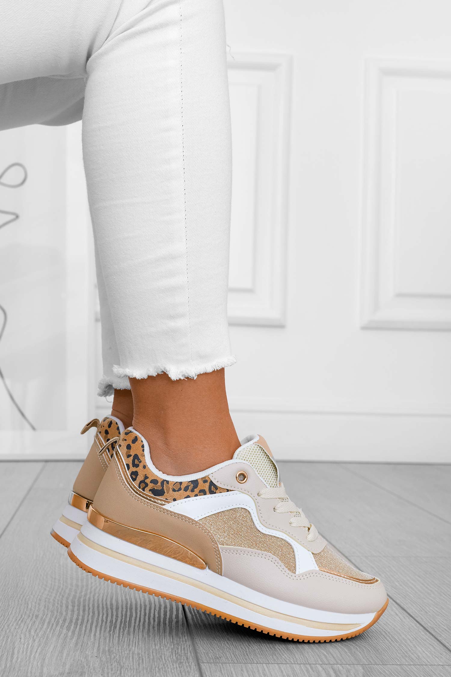 Sneakers beige con inserti glitter e maculati
