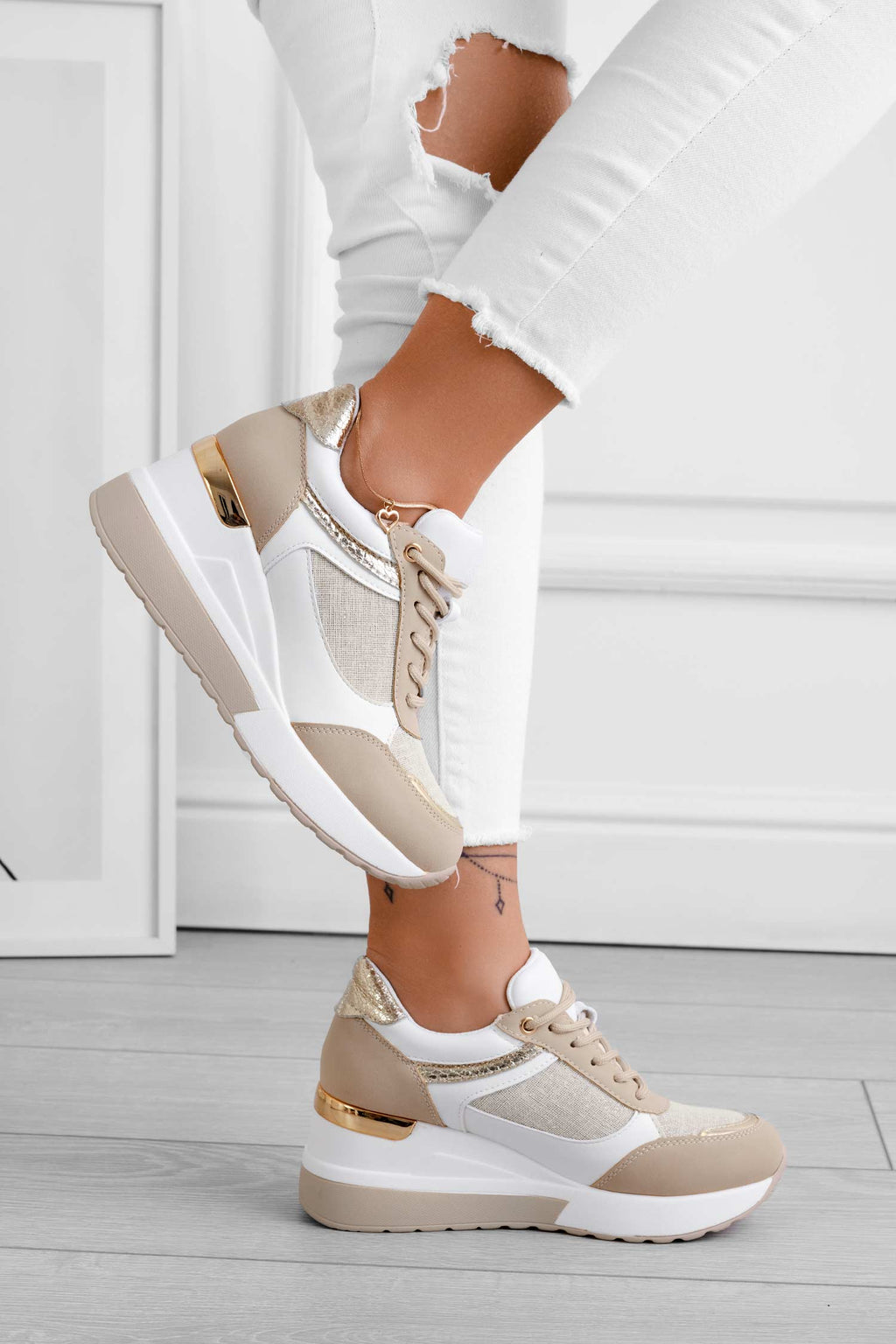 Sneakers fango con inserti in tessuto glitter oro