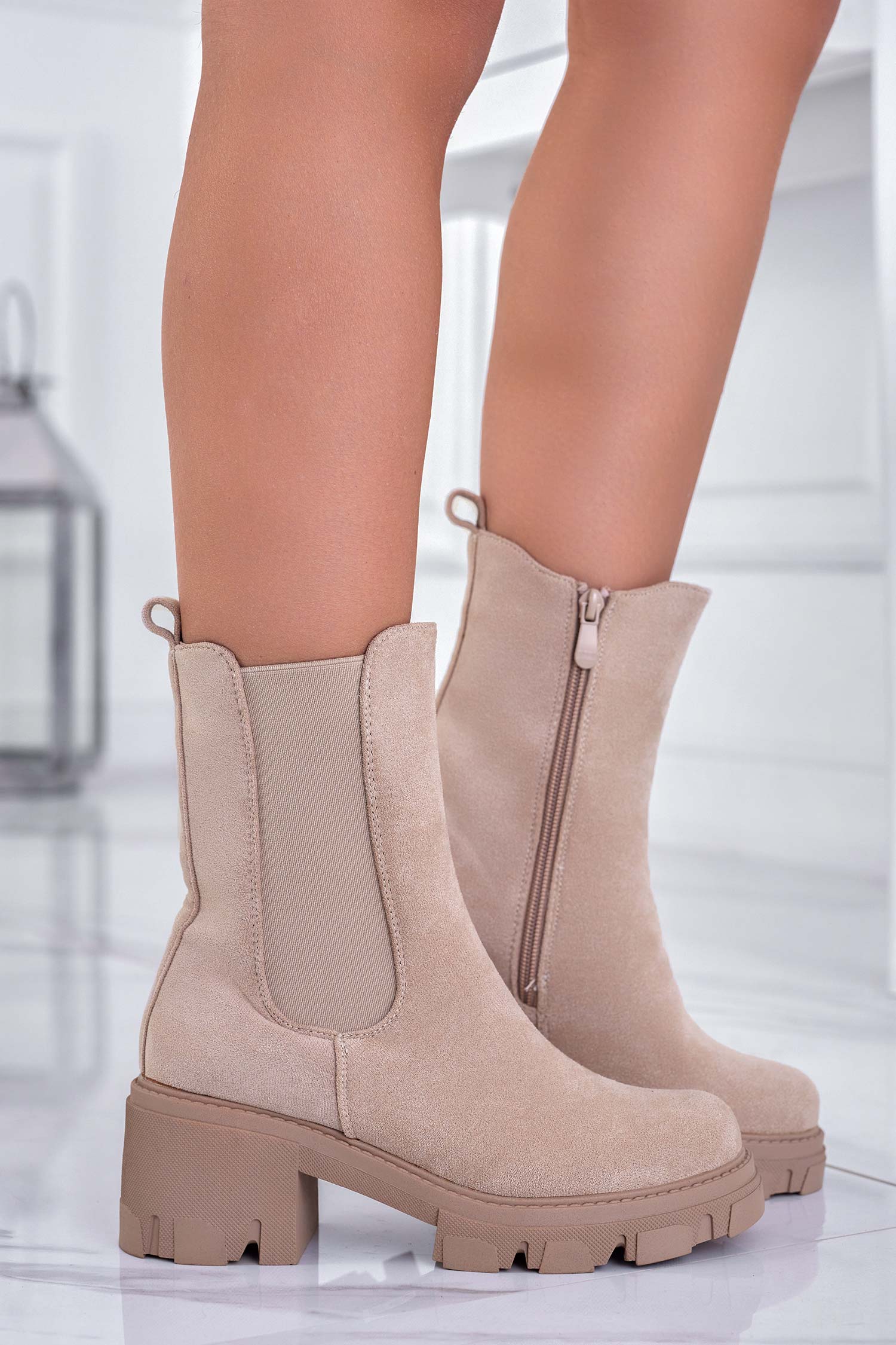 Stivaletti beige scamosciati con elastico laterale