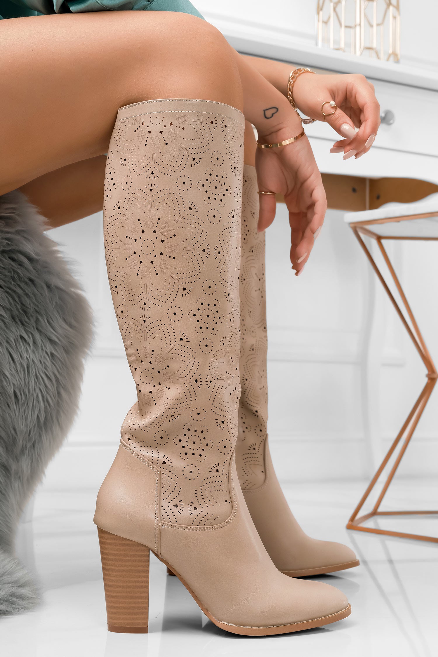 Bottes beiges ajourées en similicuir avec talon confortable