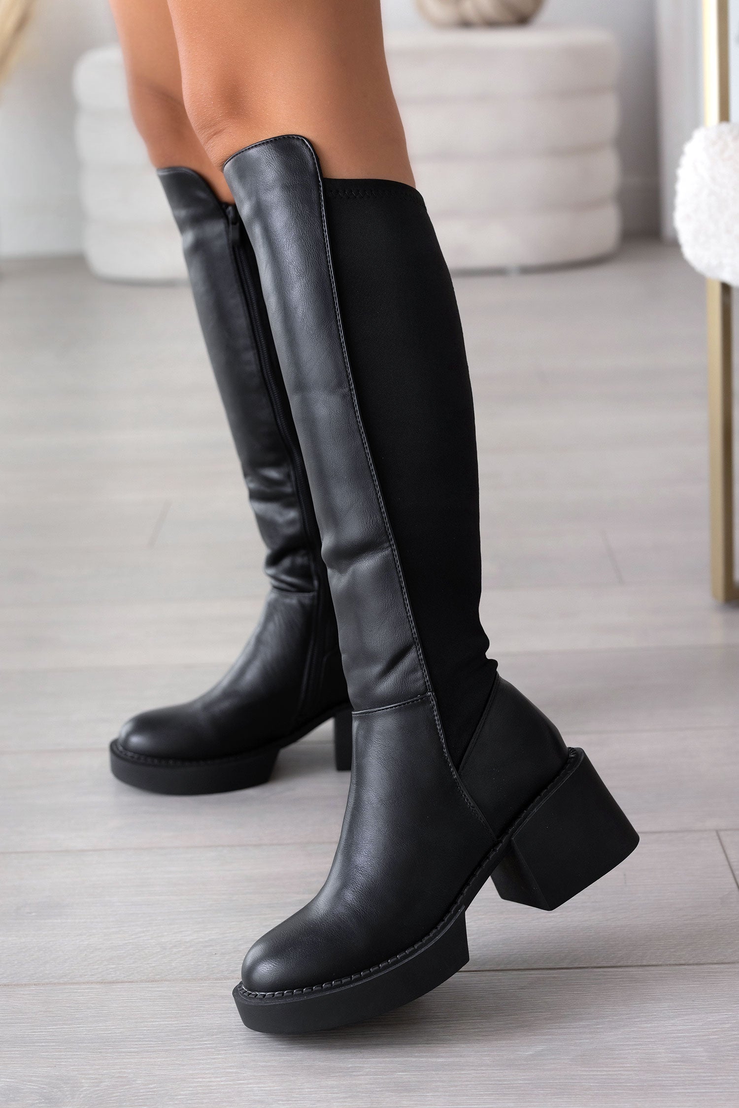 Bottes noires avec tissu élastique à l'arrière