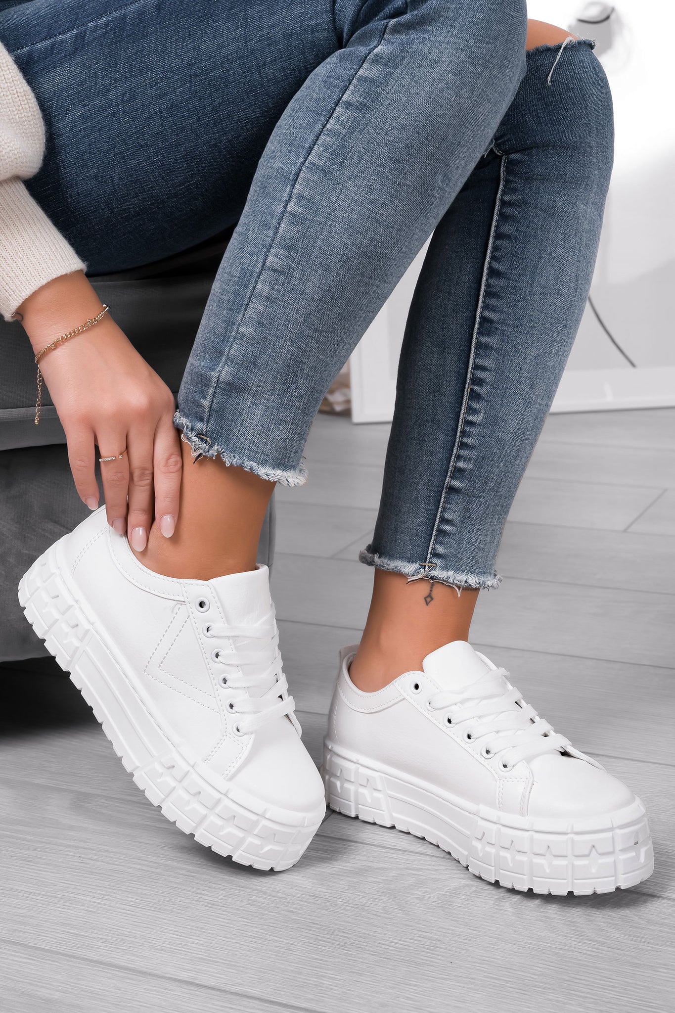 White sneakers with thick sole and laces