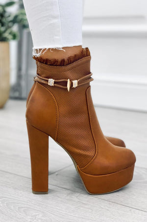 High-heeled ankle boots with ruffles Camel