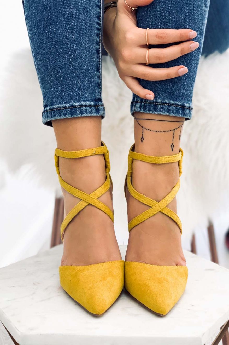 Pumps with stiletto heel and buckle Mustard Yellow