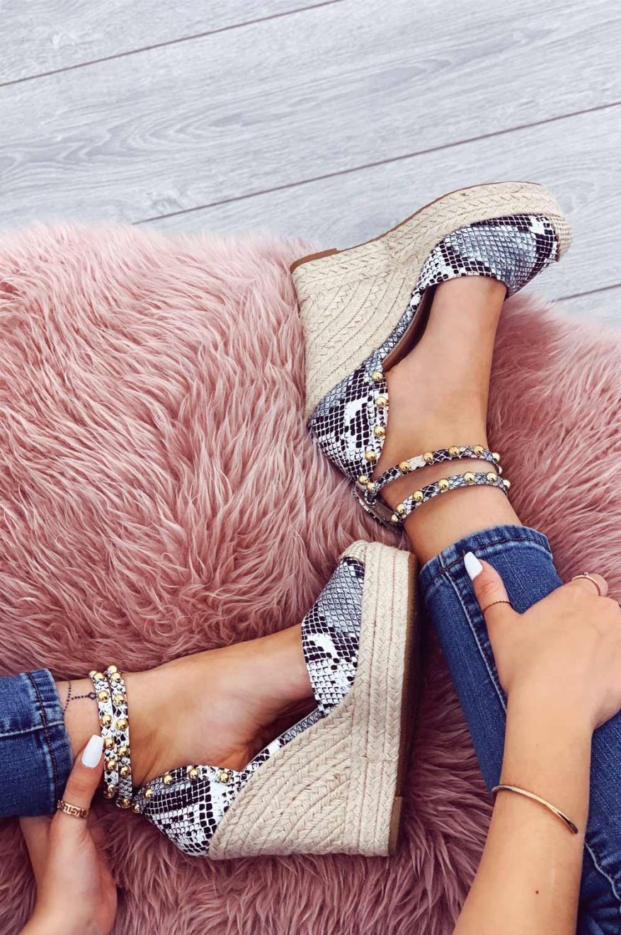 Espadrillas pitonate metallizzate con zeppa alta e borchie oro