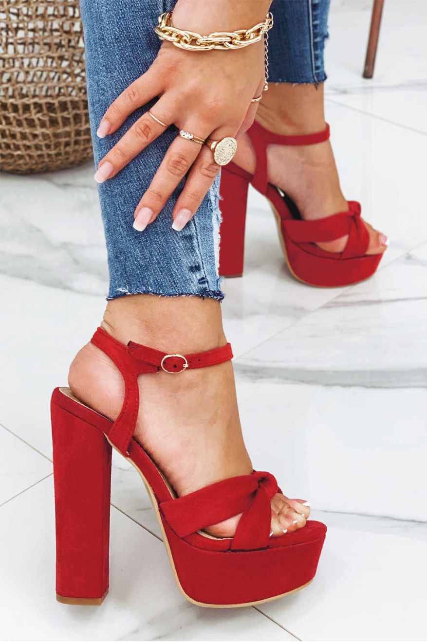 Sandales rouges avec nœud et talon haut