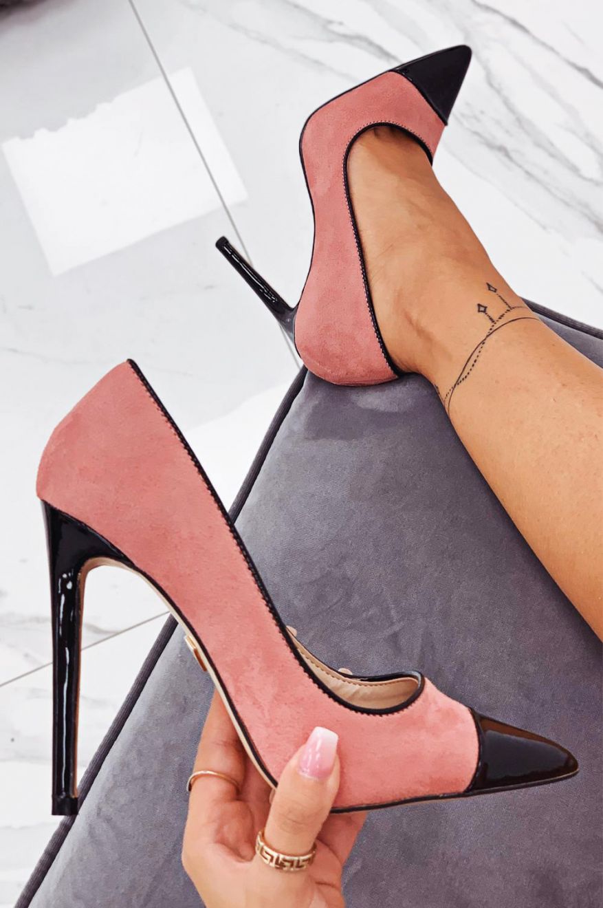 Pink patent leather pumps with heel and pointed toe