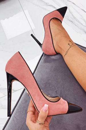 Pink patent leather pumps with heel and pointed toe