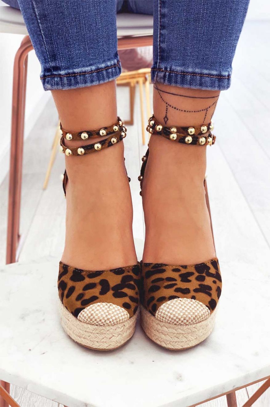 TOSCA - Alpargatas de leopardo con cuña alta y tachuelas doradas