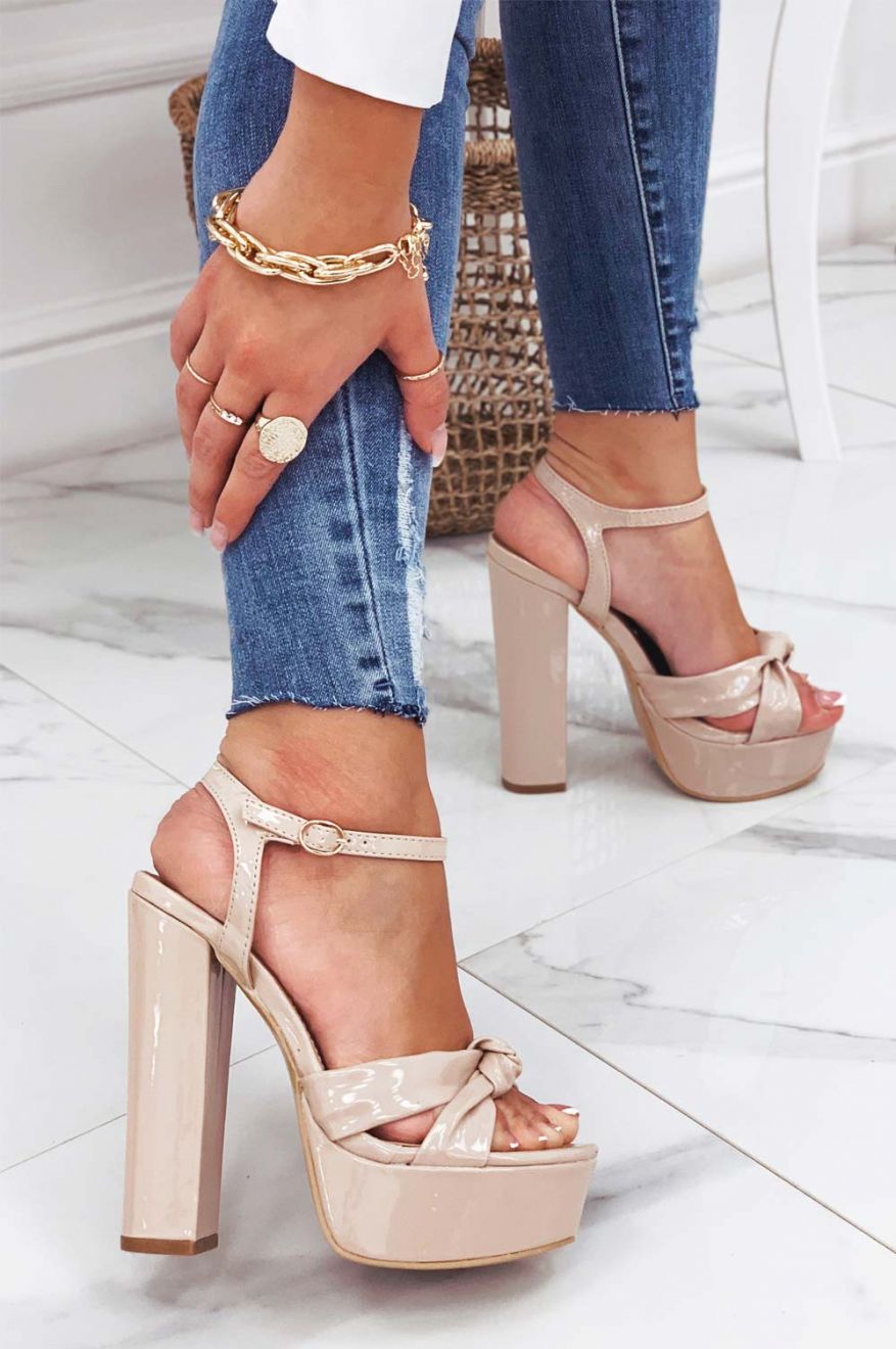 Red sandals with knot and high heel