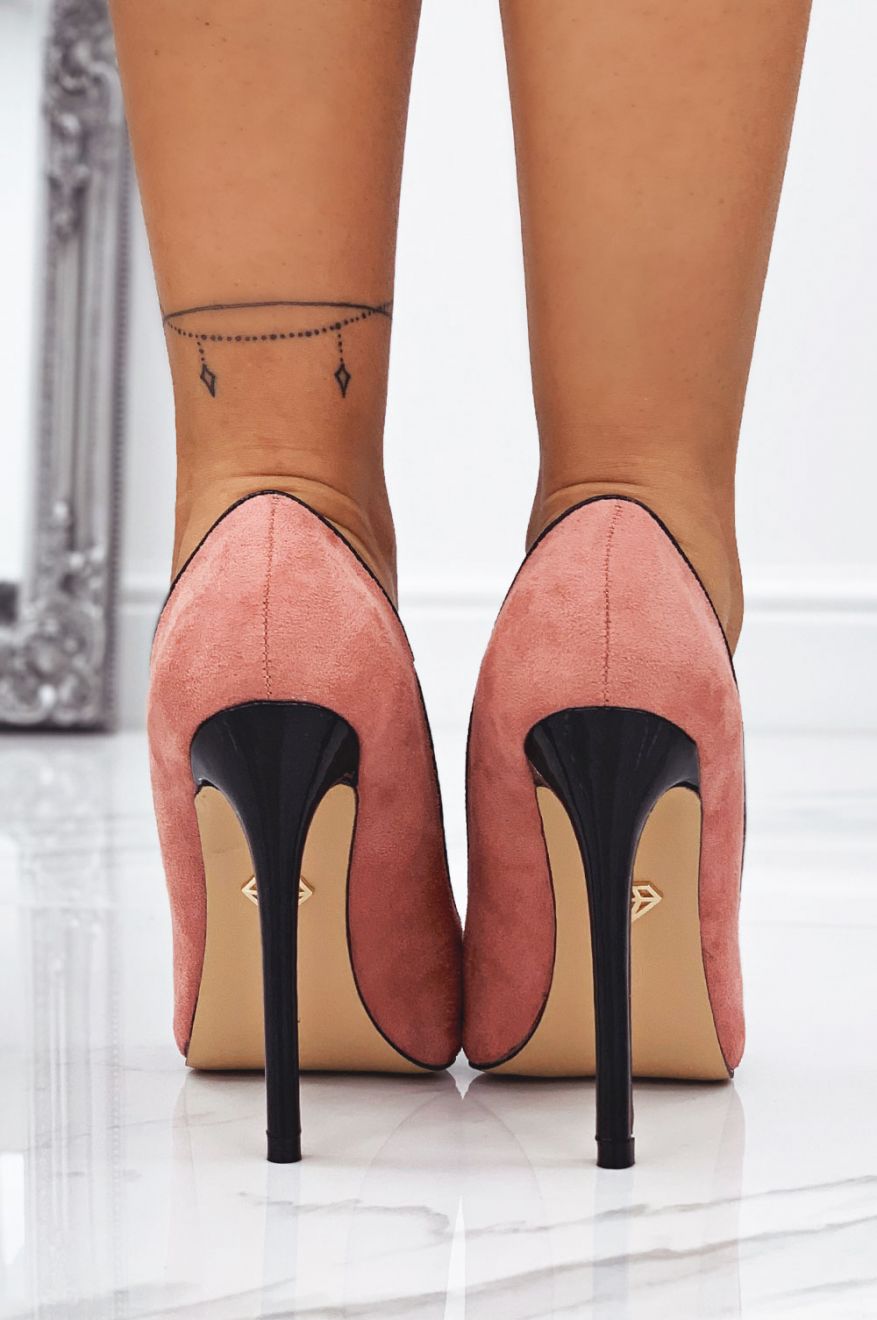 Pink patent leather pumps with heel and pointed toe