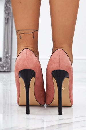 Pink patent leather pumps with heel and pointed toe