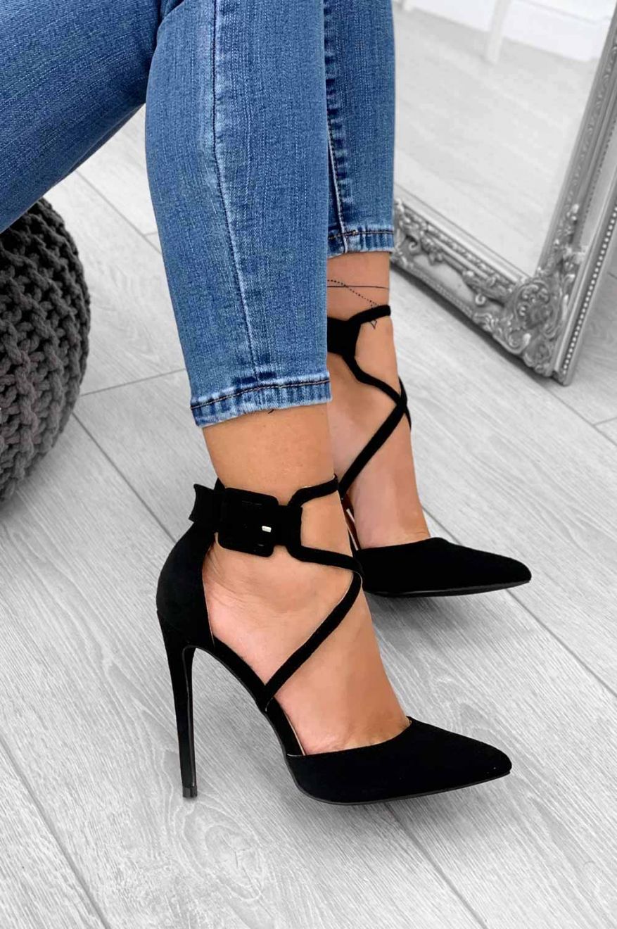 Pumps with stiletto heel and black buckle