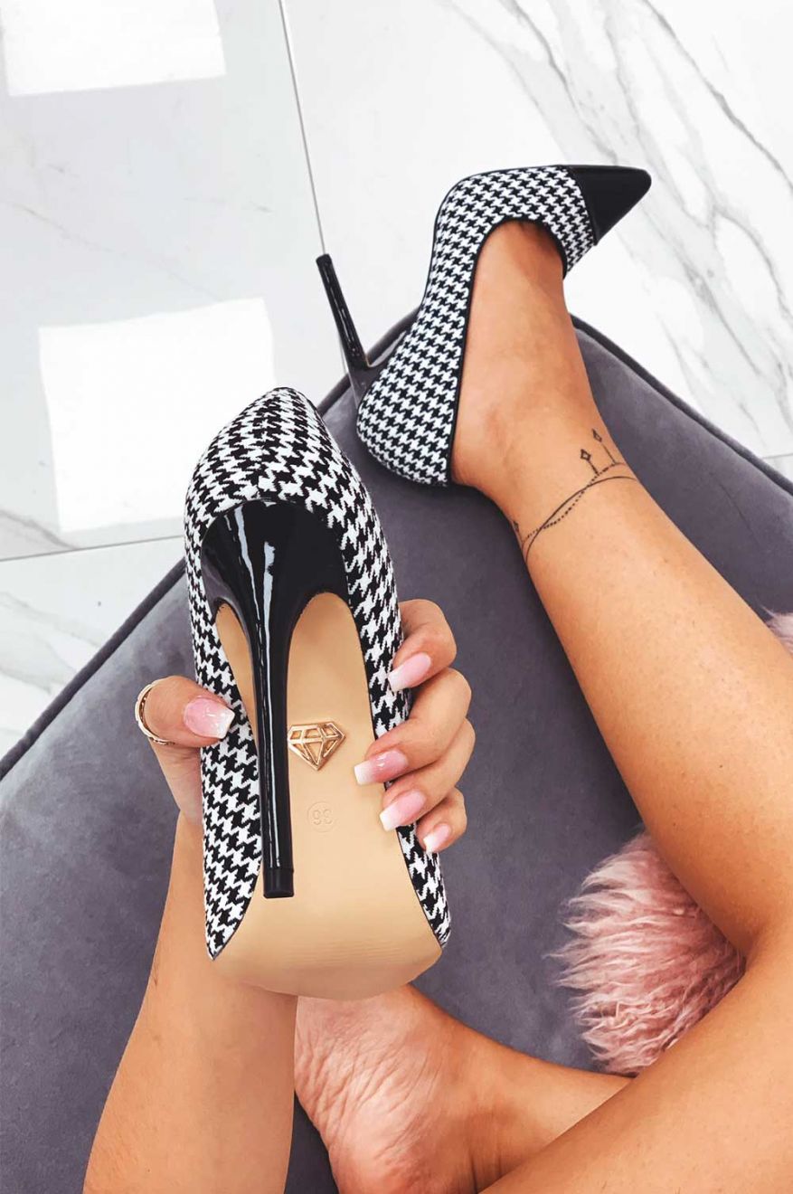 Escarpins noirs pied-de-poule avec talon et bout verni
