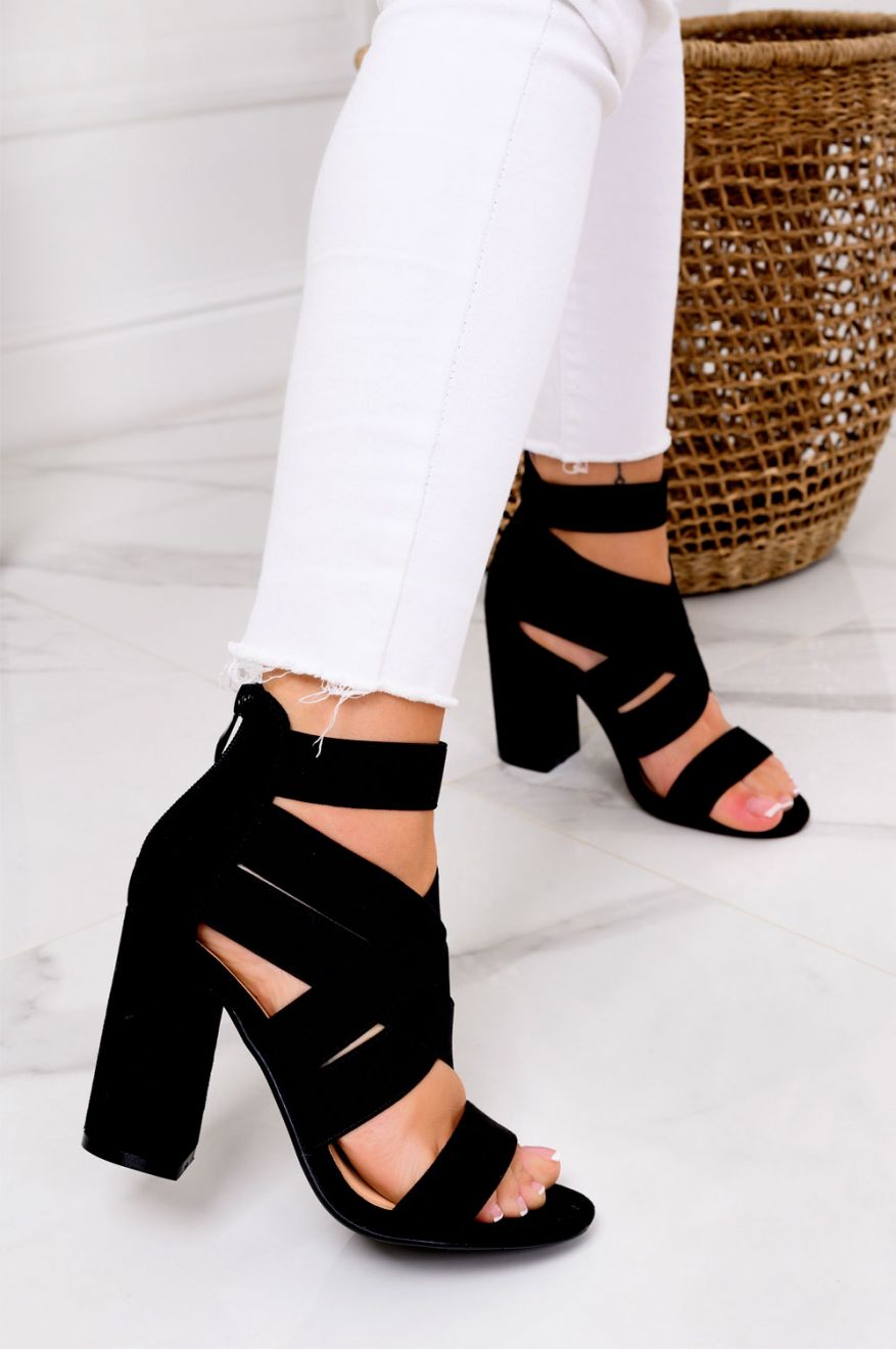 Black sandals with elastic straps and comfortable heel