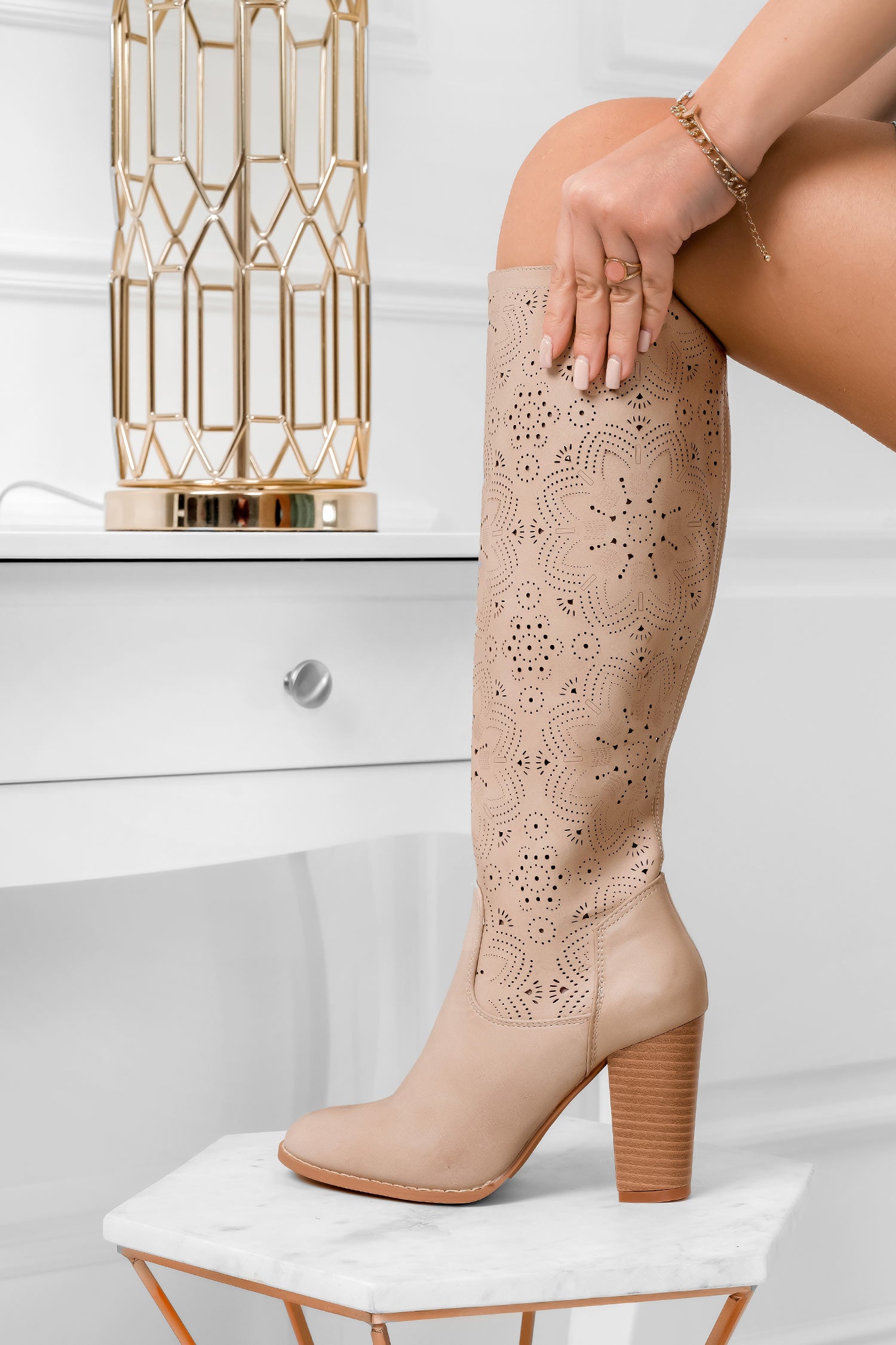Bottes beiges ajourées en similicuir avec talon confortable