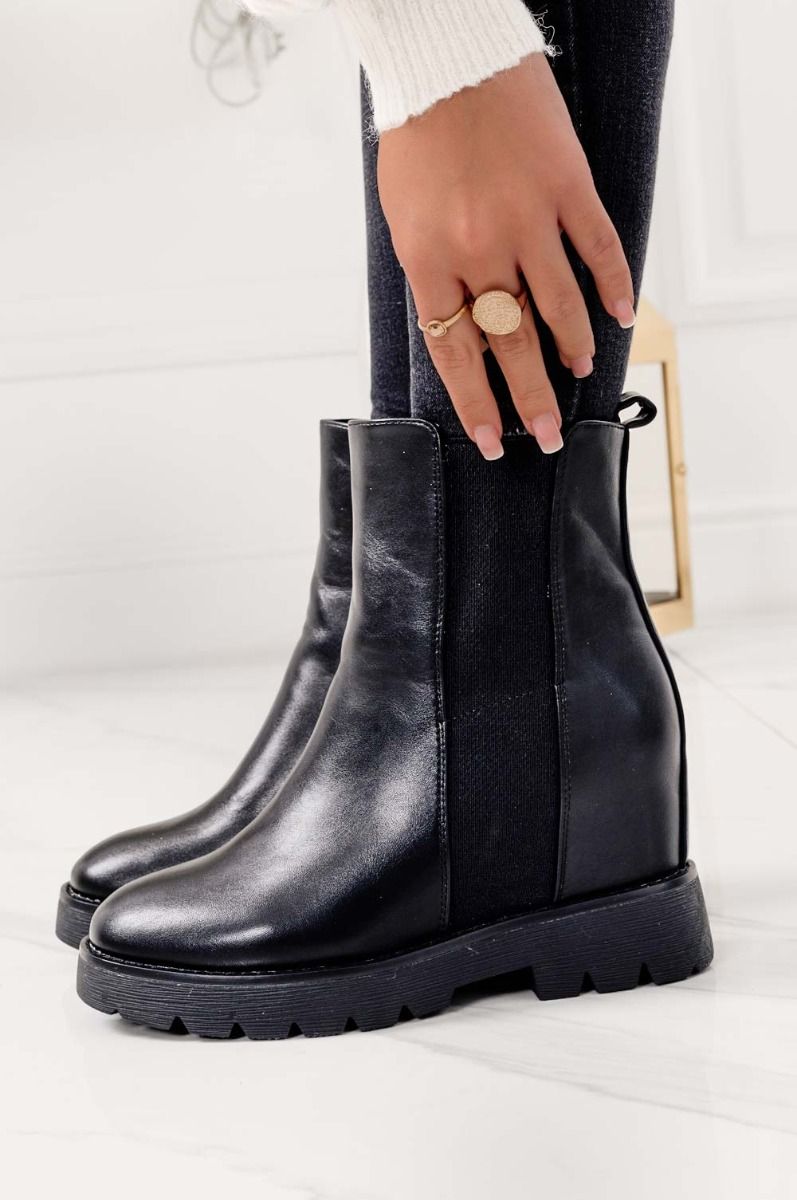 Black ankle boots with internal wedge and elastic