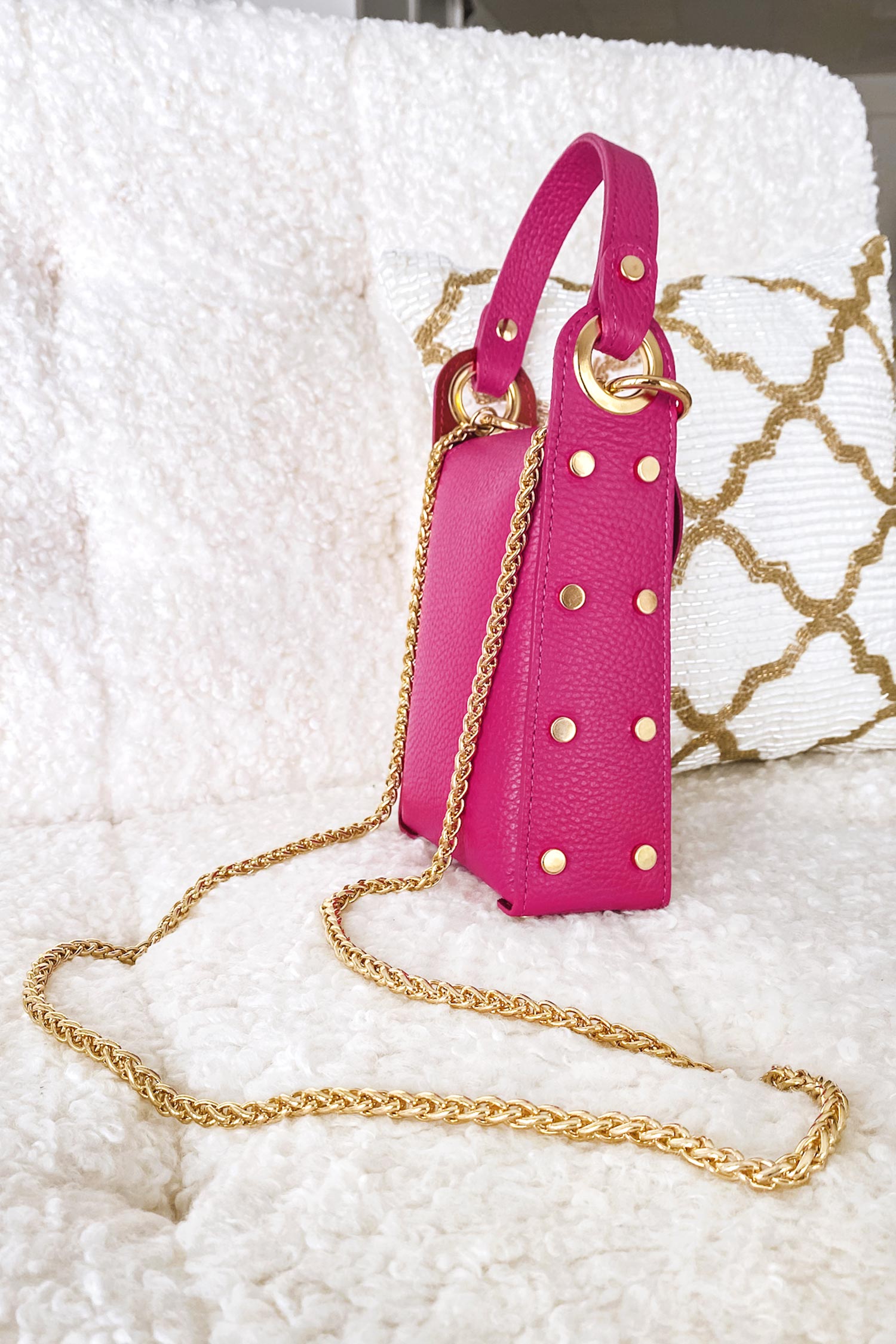 Sac fuchsia à main avec clous dorés et bandoulière amovible