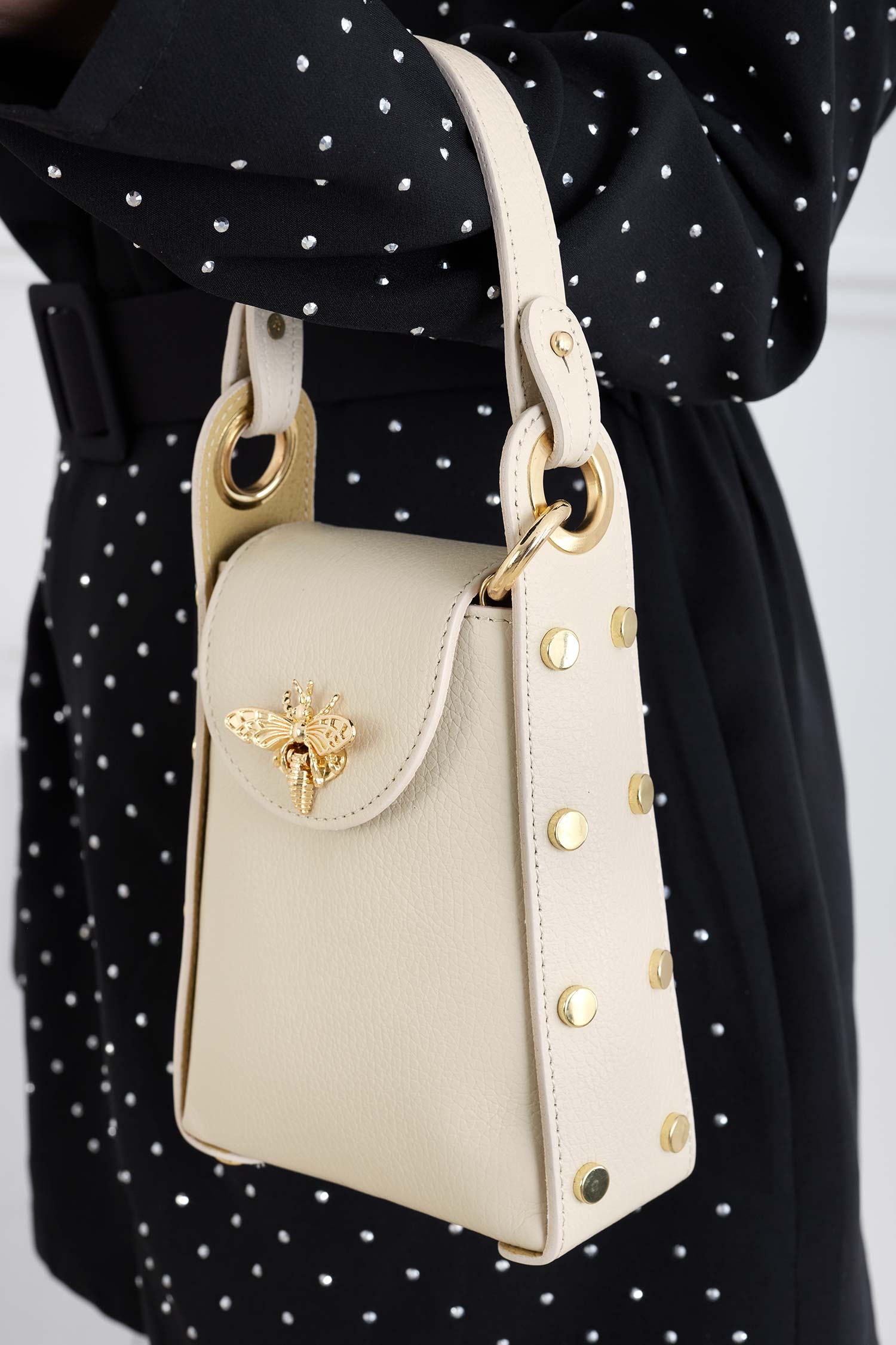 Sac beige à main avec clous dorés et bandoulière amovible
