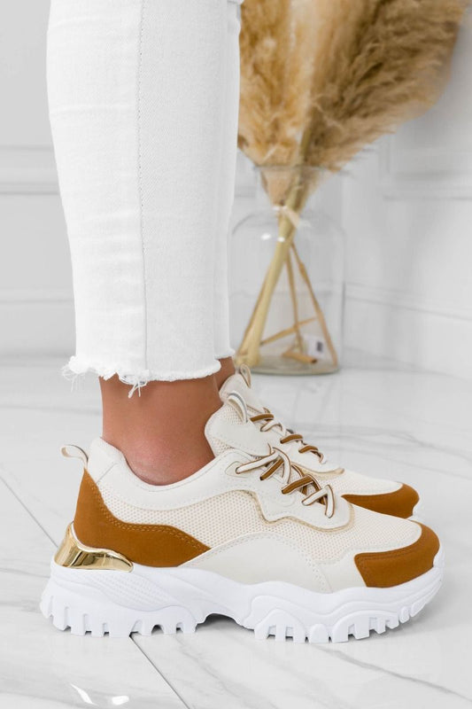 Sneakers bianche con pannelli a contrasto camel e placca in oro