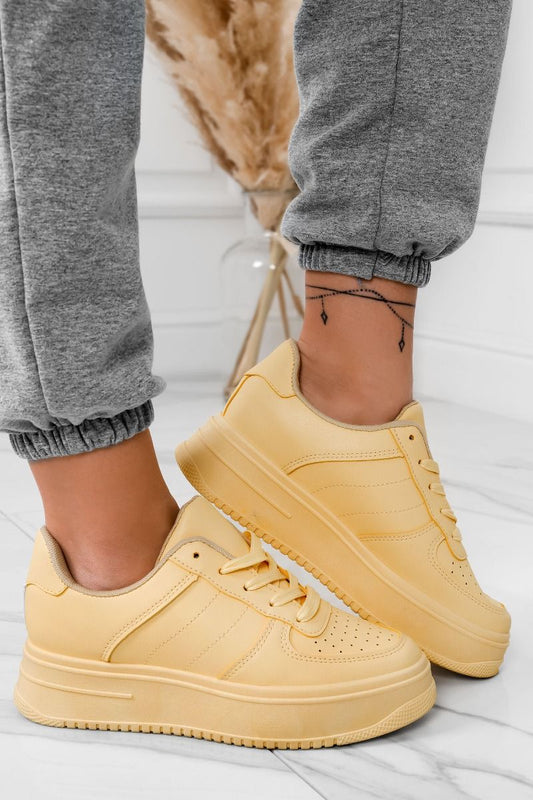 Sneakers gialle con suola spessa e lacci