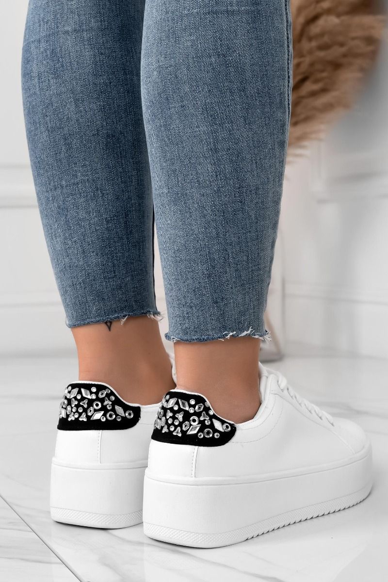 CARRY - Zapatillas blancas con acabados plateados y parte trasera negra con piedras