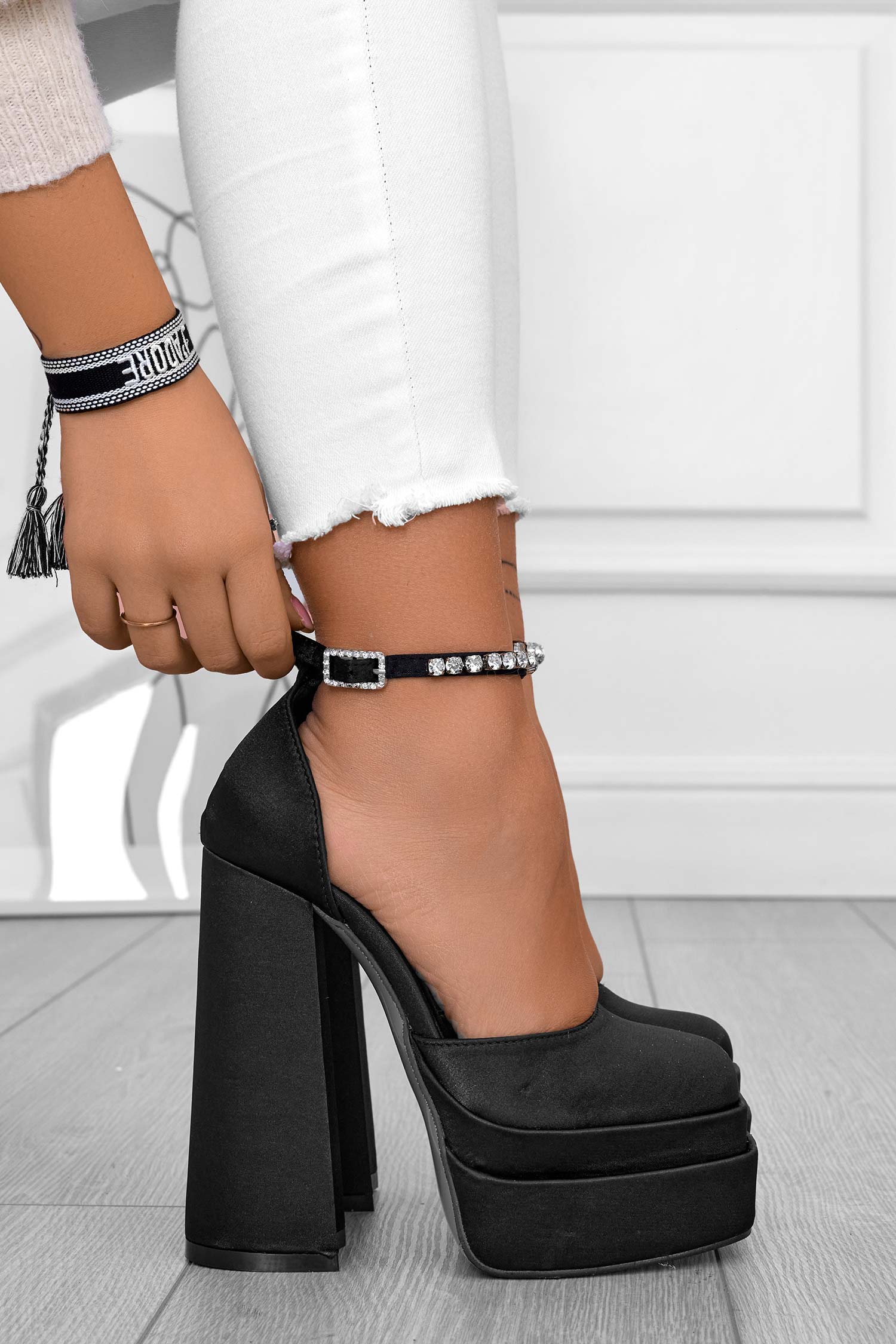FLORENCE - Escarpins noirs en satin avec talon haut, plateau et bride bijou