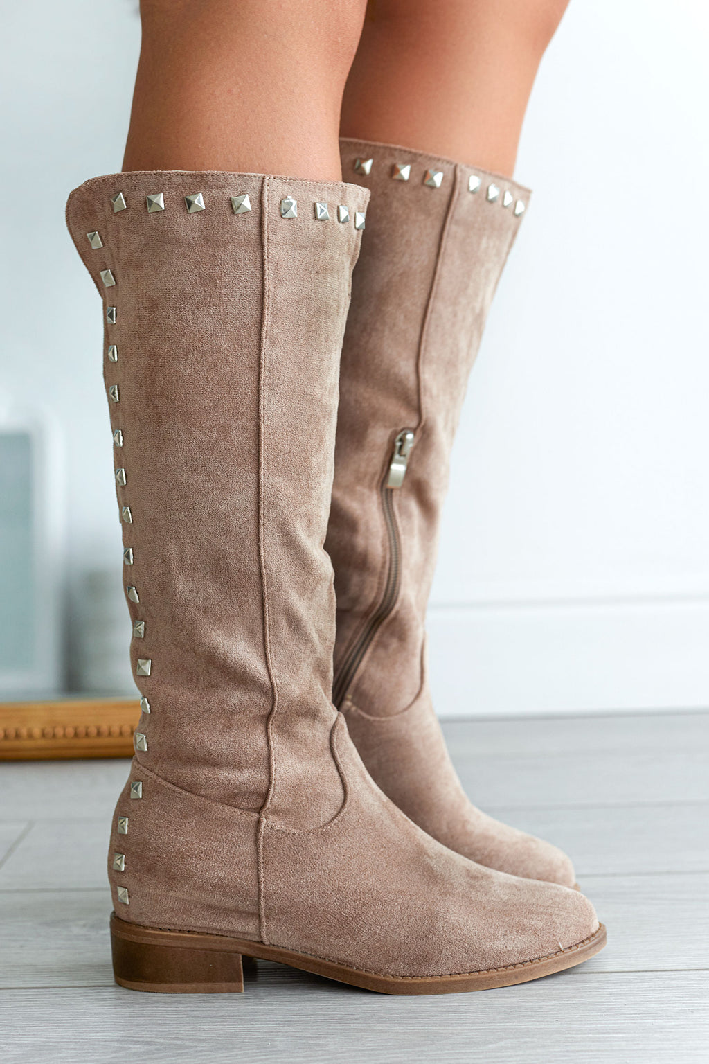 BEATRIX - Bottes Alexoo taupe avec semelle compensée intérieure et clous à l'arrière