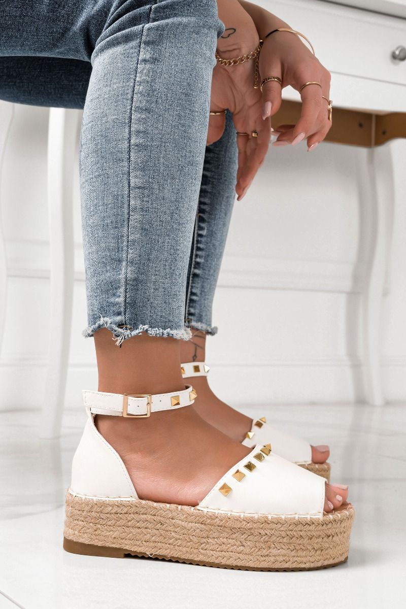 Espadrillas bianche con cinturino e borchie oro