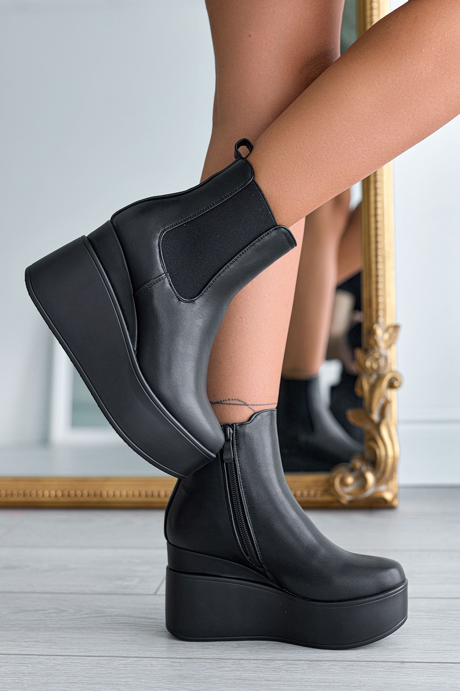 Bottines noires Alexoo avec semelle compensée et élastique latéral