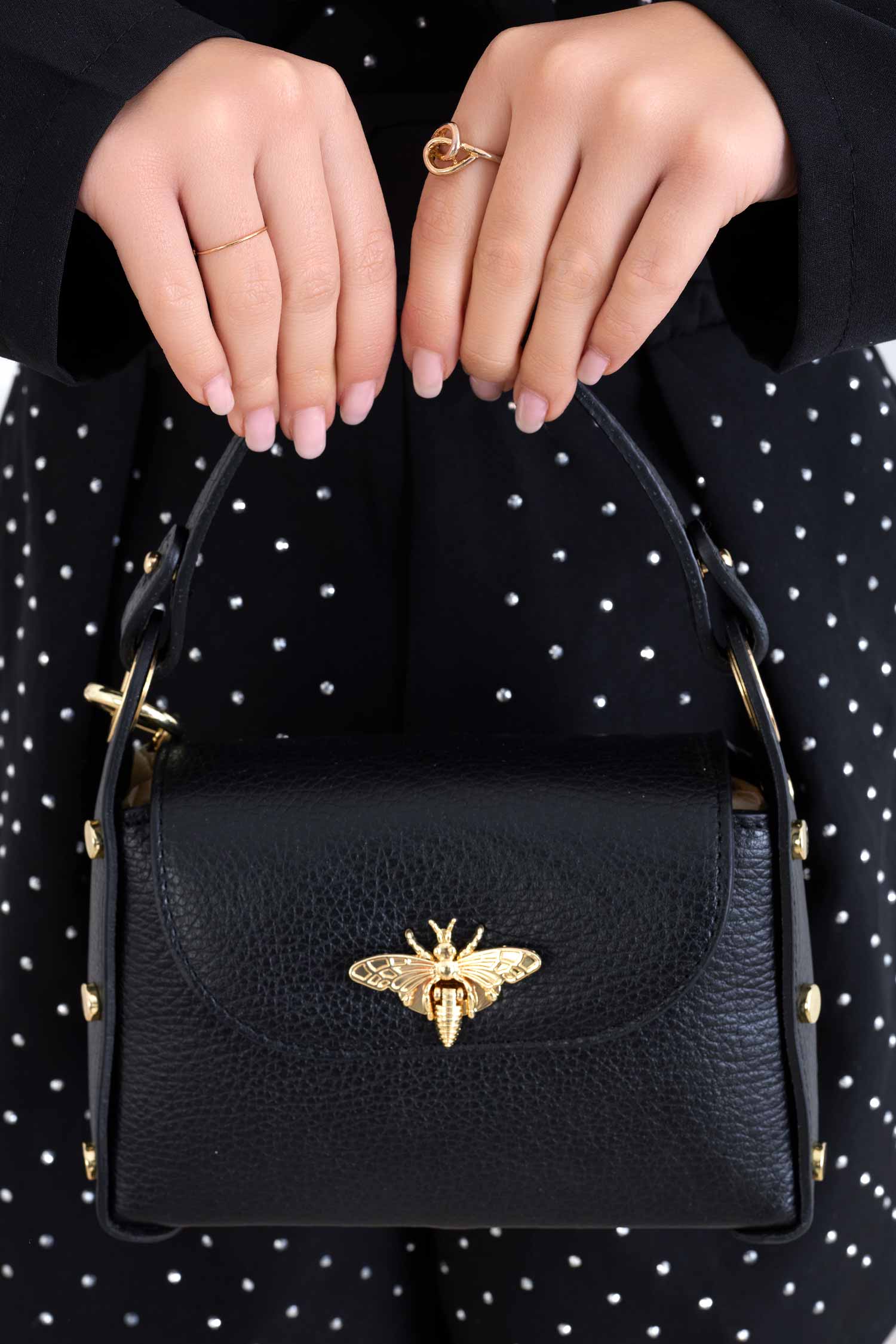 Sac à main noir avec clous dorés et bandoulière amovible