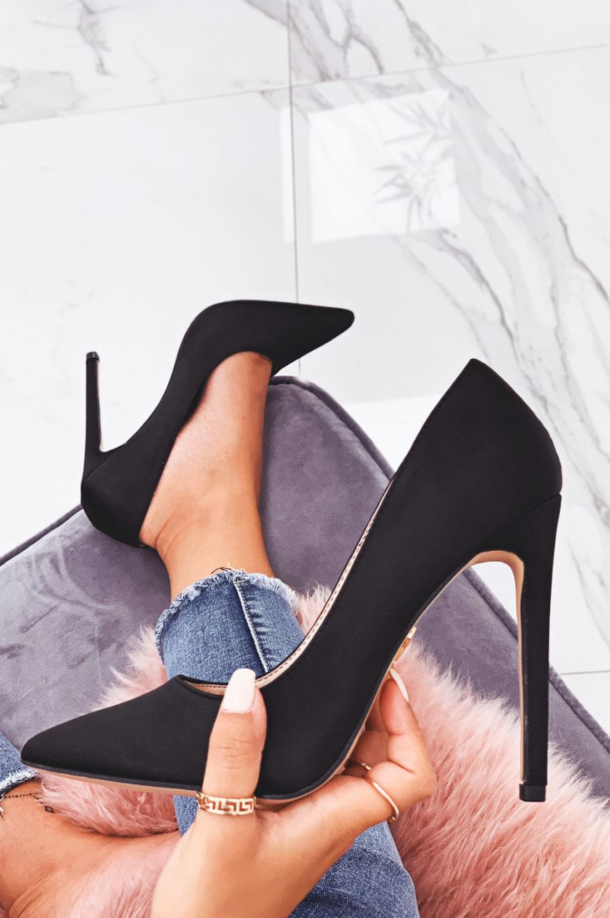 Escarpins noirs en satin à talons hauts