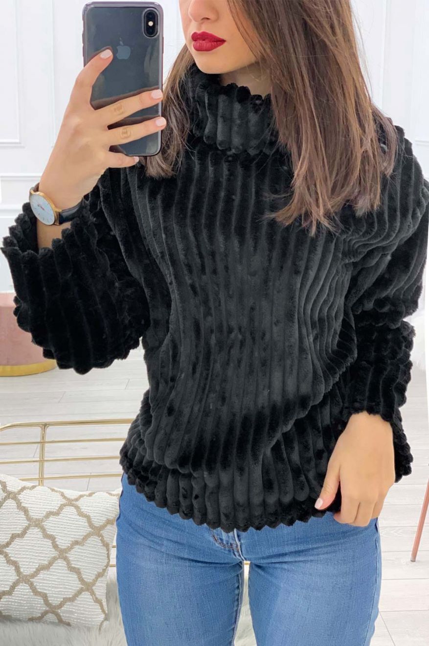 Velvet sweater with black collar