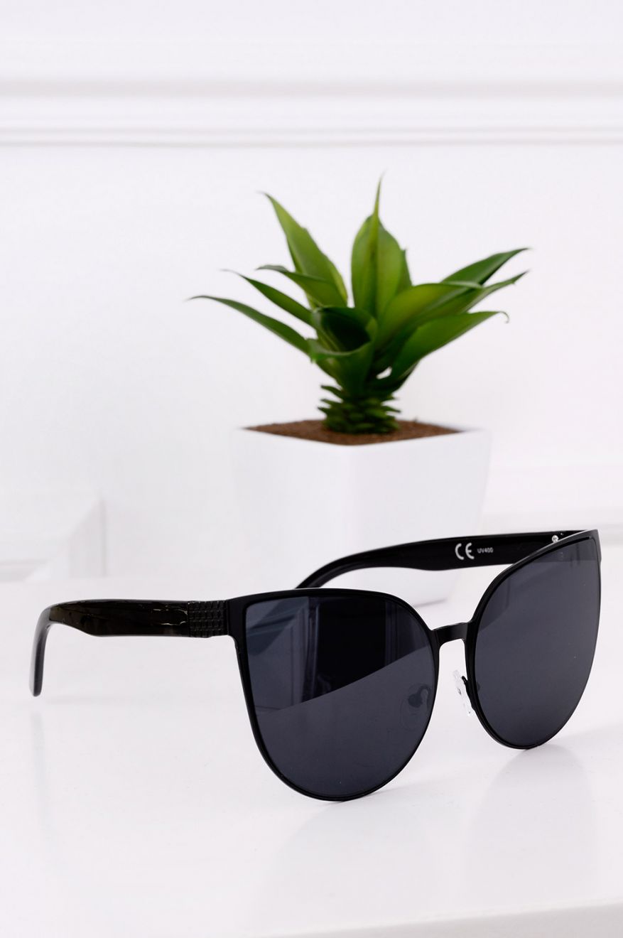Lunettes de soleil noires œil de chat