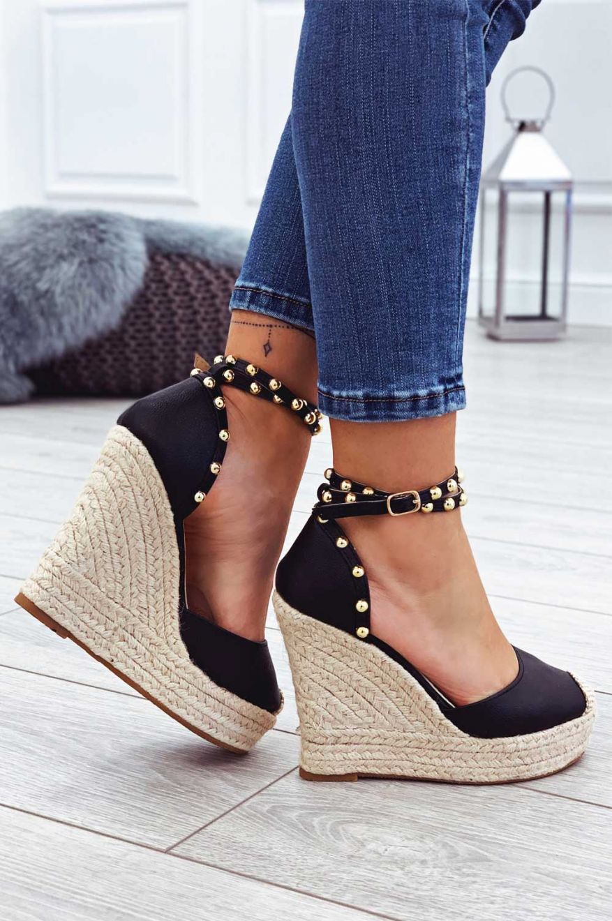Espadrillas nere in finta pelle con zeppa alta e borchie oro