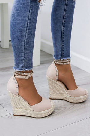 Wedge sandals in raffia with studs Beige