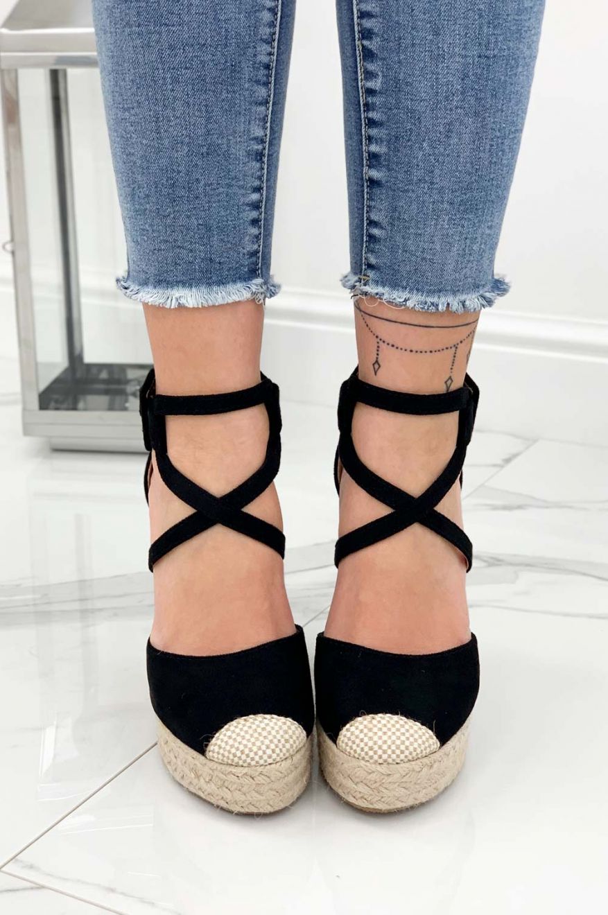 Espadrilles nere con zeppa e fasce ad incrocio