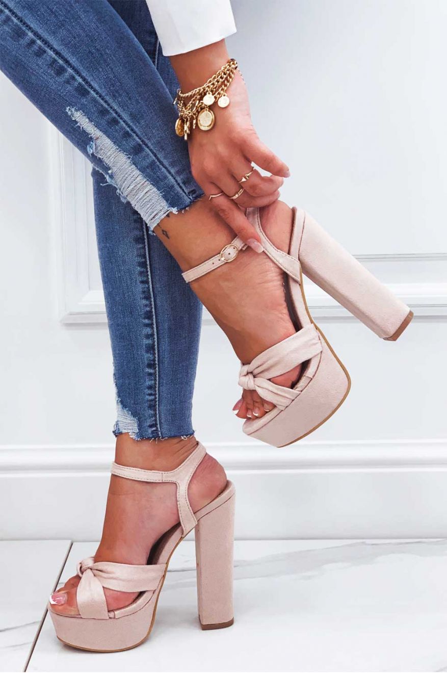 Red sandals with knot and high heel