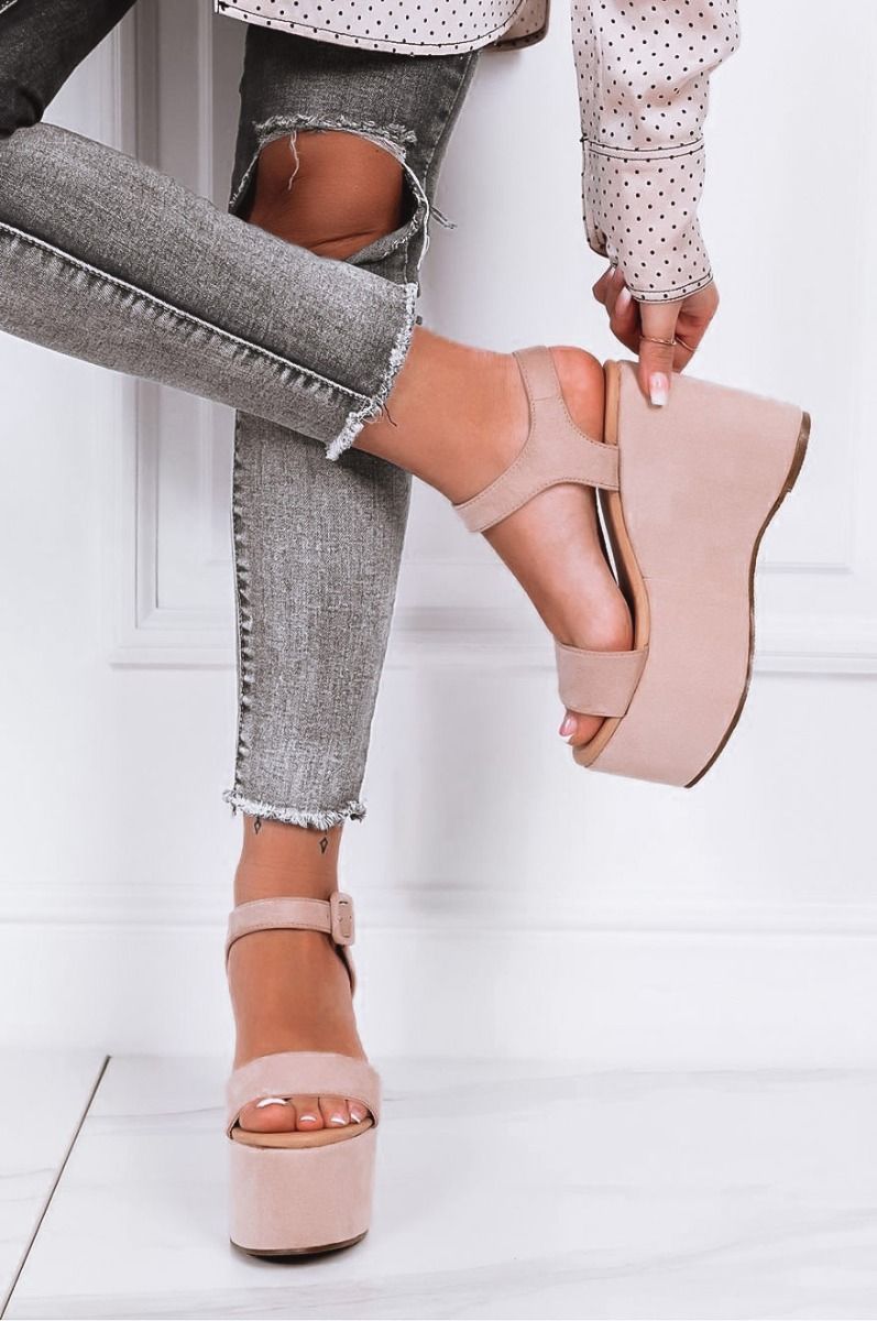 Sandali beige con zeppa a piattaforma
