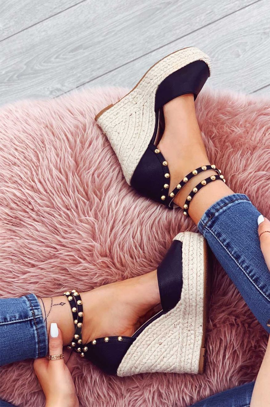 Espadrillas nere in finta pelle con zeppa alta e borchie oro