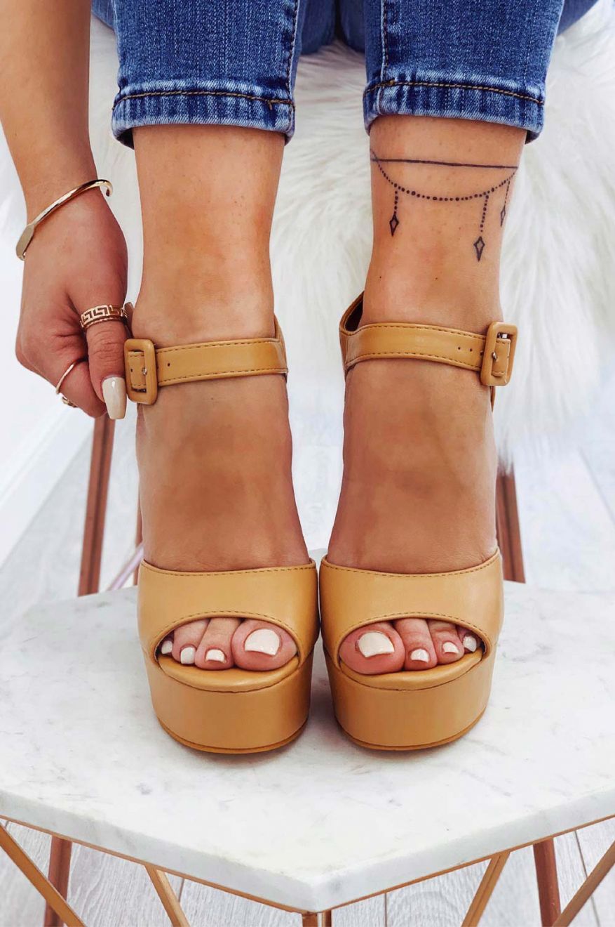 Sandali in finta pelle camel con tacco alto