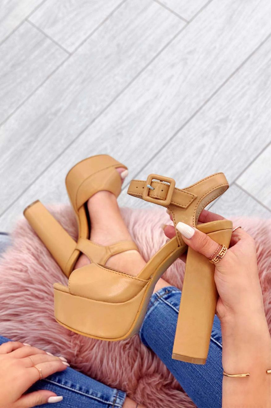 Sandali in finta pelle camel con tacco alto