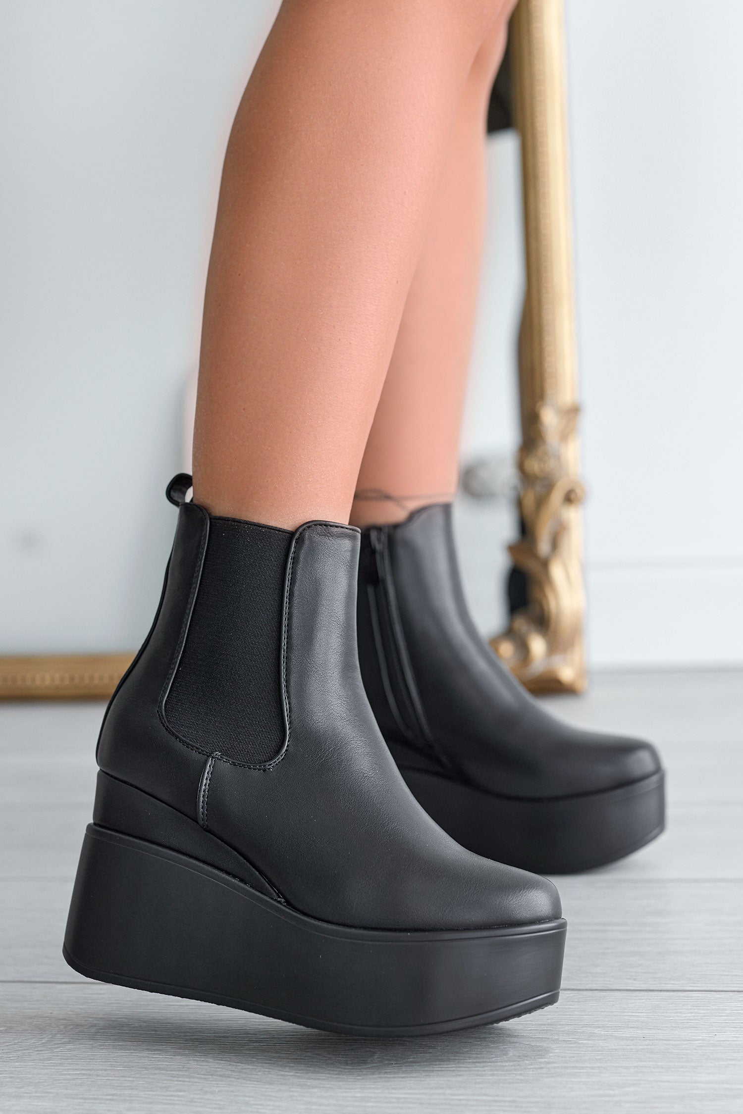 Bottines noires Alexoo avec semelle compensée et élastique latéral