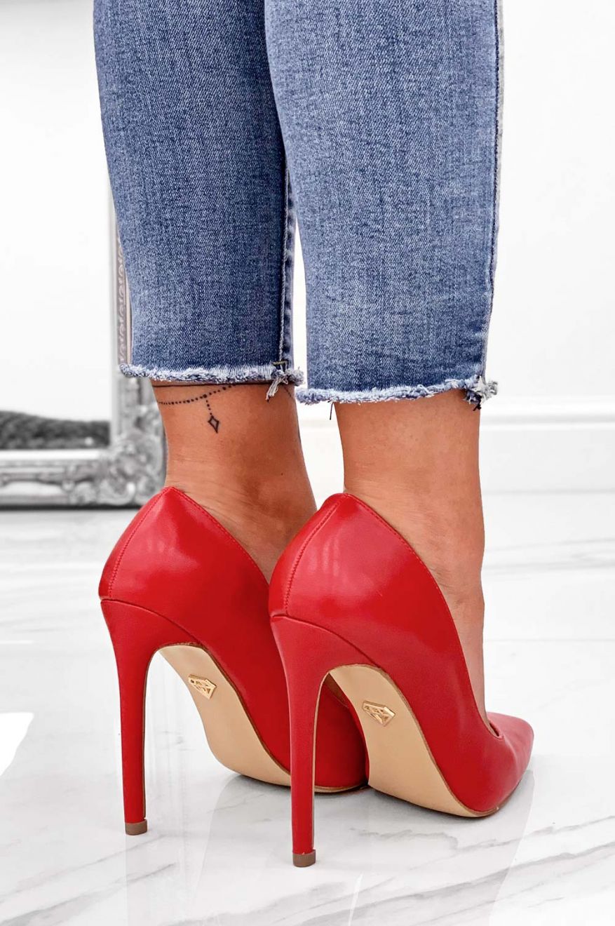 Red faux leather pumps with high heel