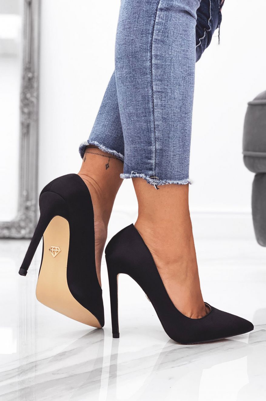 Escarpins noirs en satin à talons hauts